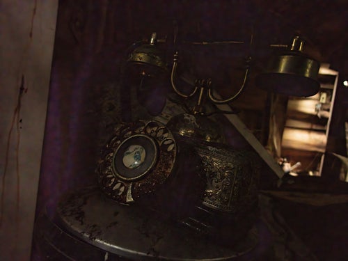 廃モーテルに置かれたアンティーク電話機の写真