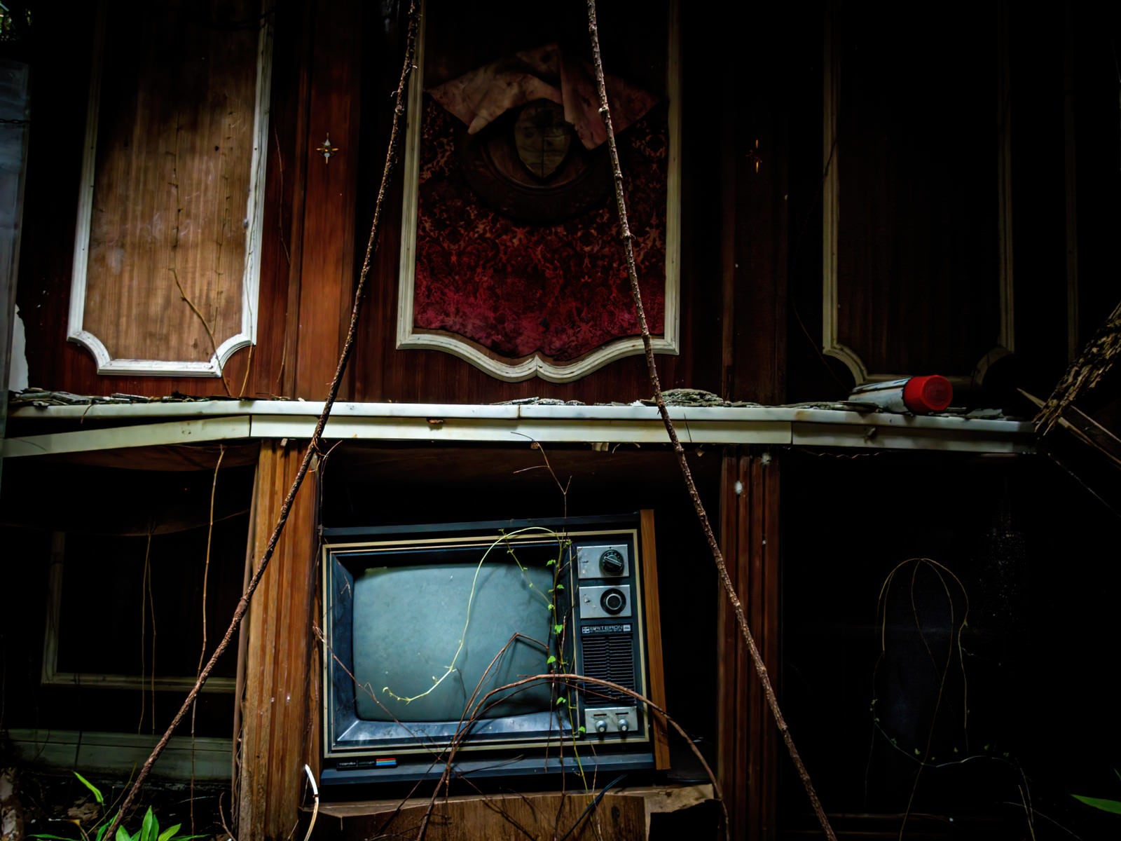 「廃モーテルと映らないブラウン管テレビ」の写真