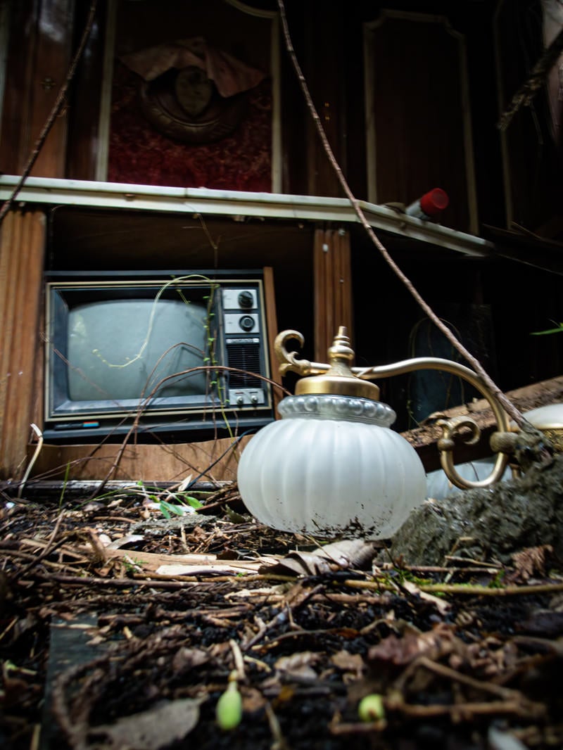 「廃モーテルの剥き出しの地面に落ちた照明器具」の写真