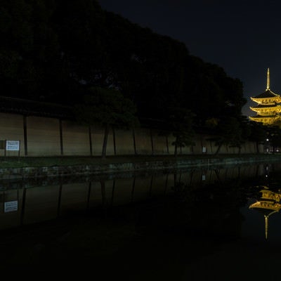 塀の外から見える東寺の五重塔の写真