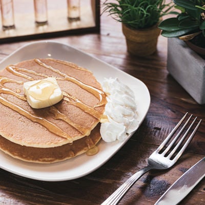 シロップがたっぷりかかったホットケーキの写真