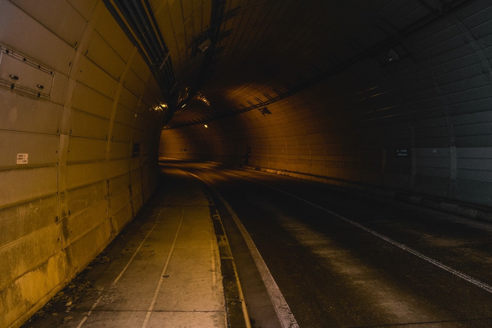 「人通りのないトンネル」の写真
