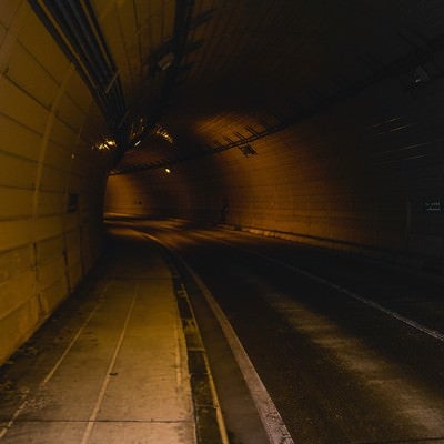 人通りのないトンネルの写真