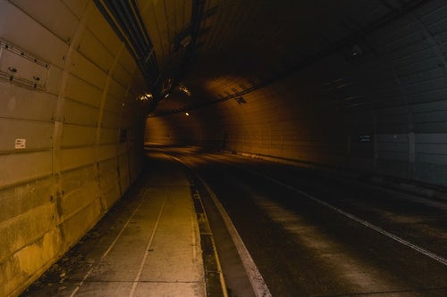 人通りのないトンネルの写真