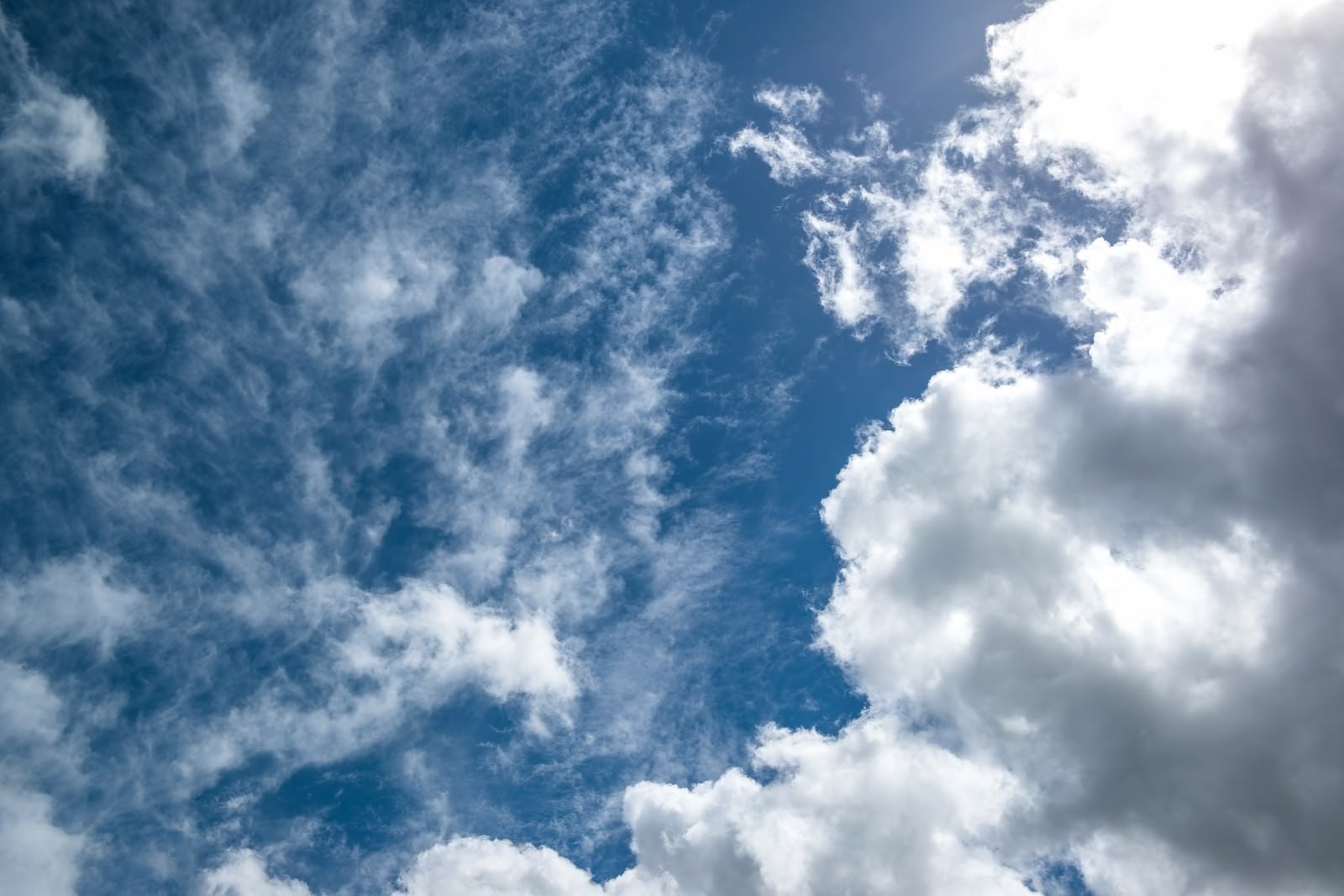 「昼の太陽と青い空、雲」の写真