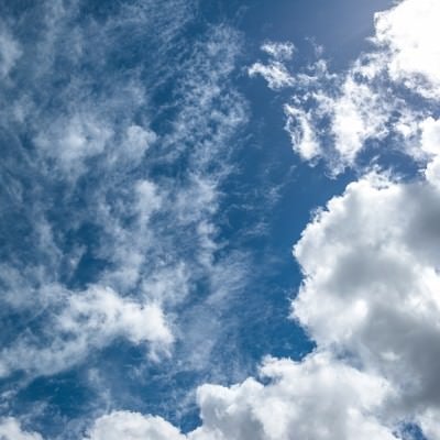 昼の太陽と青い空、雲の写真