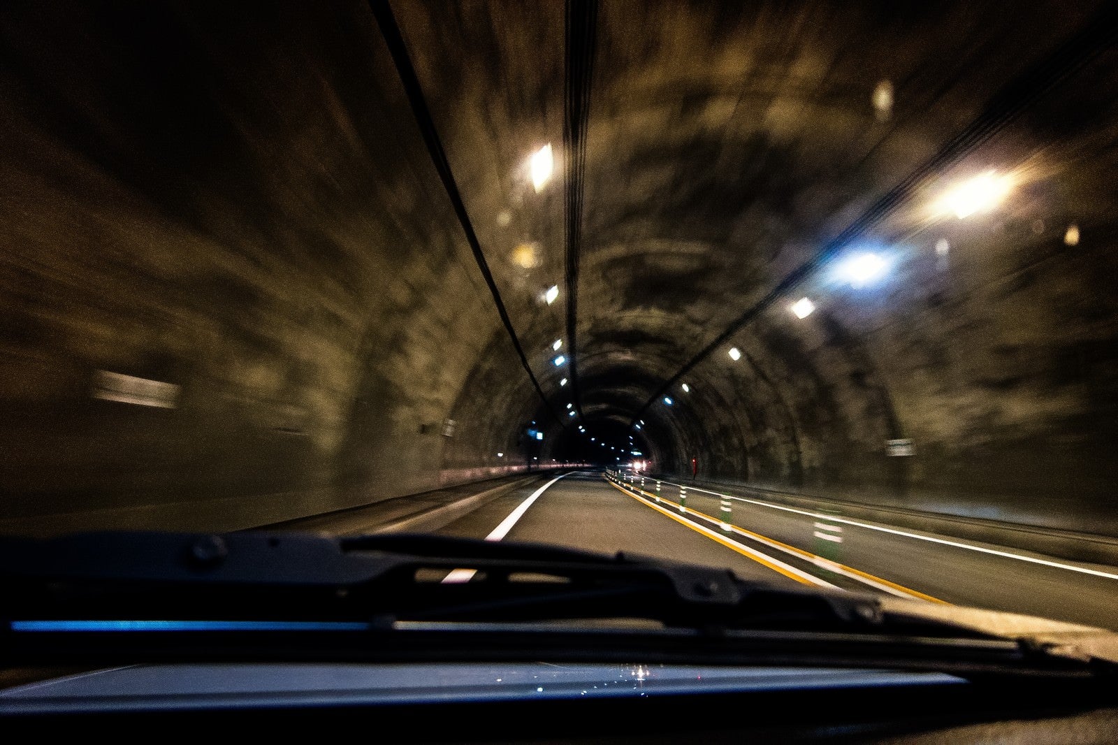 「薄暗いトンネルを走る」の写真