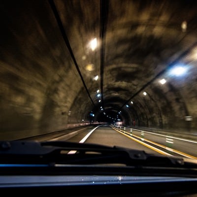 薄暗いトンネルを走るの写真