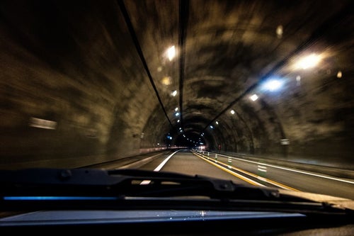 薄暗いトンネルを走るの写真