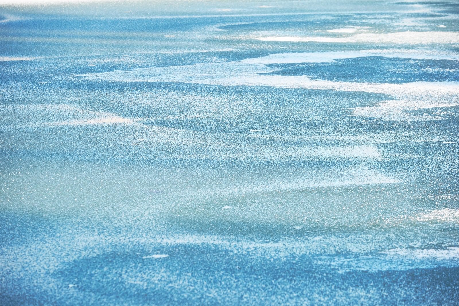 「凍った水面」の写真