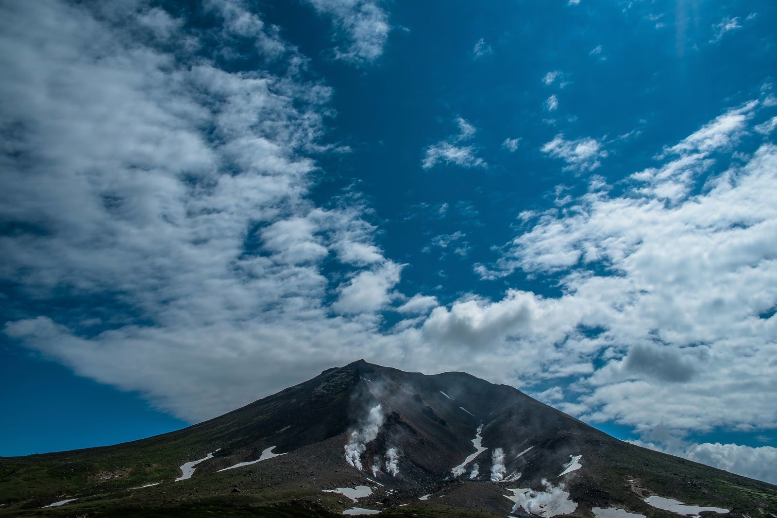 「旭岳と青空」の写真