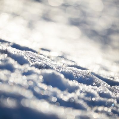 雪と反射する光の写真