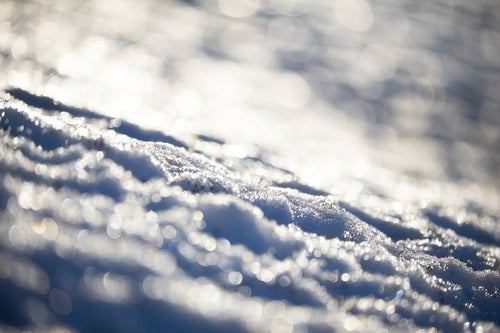 雪と反射する光の写真