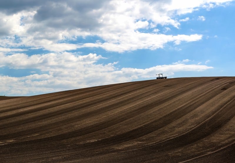 美瑛の丘と耕耘機の写真