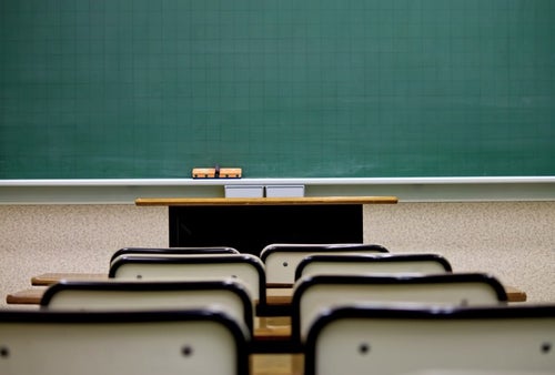 席と教室の黒板の写真