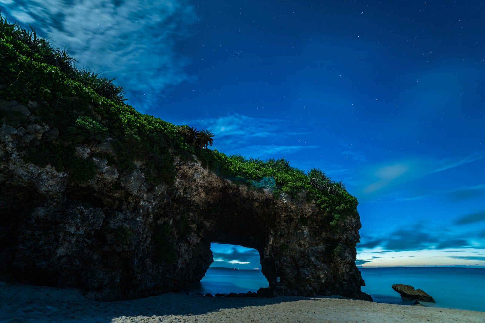 「深夜の砂山ビーチ（宮古島）」の写真