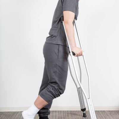 右足を捻挫して松葉杖の男性の写真