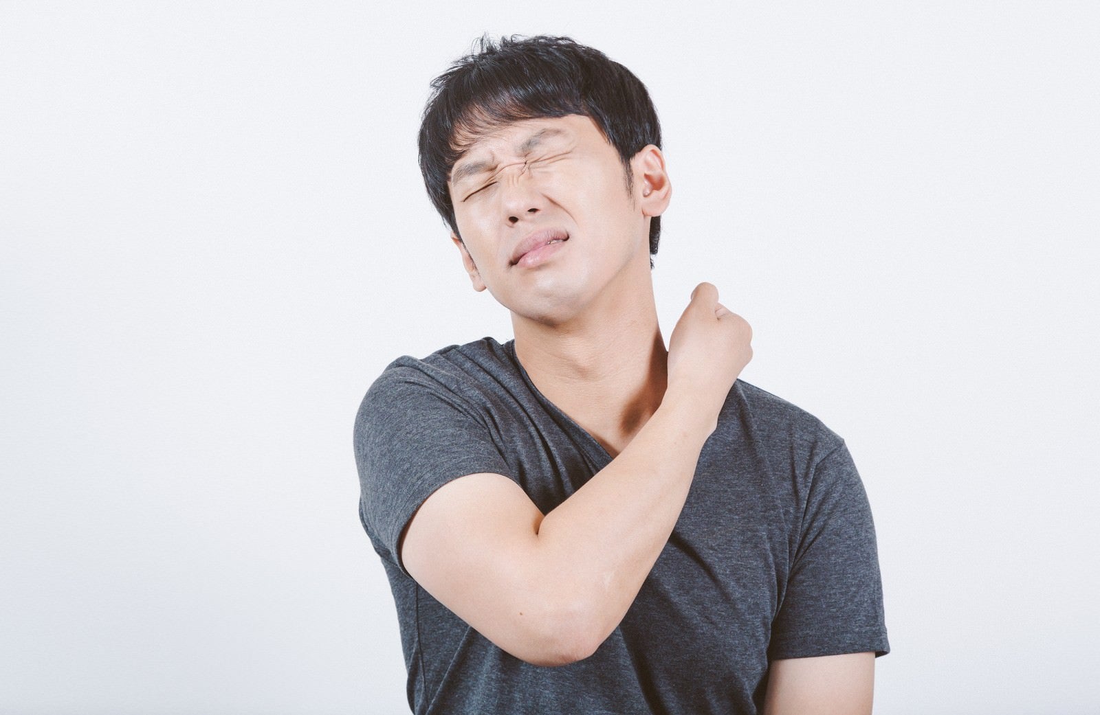 「首の痛みや違和感を感じる男性」の写真［モデル：大川竜弥］