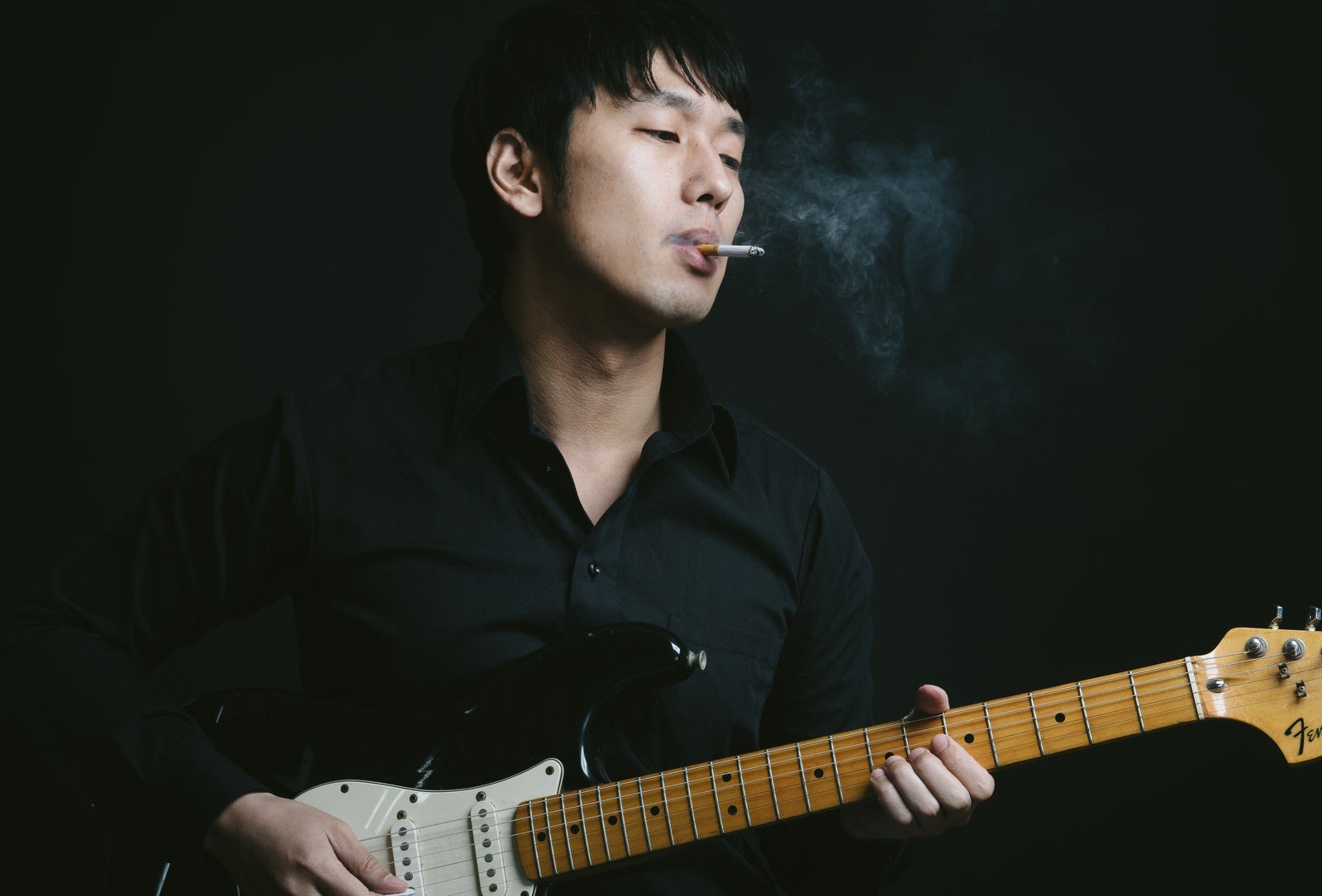「海外のギタリストに影響されたブルースかぶれ」の写真［モデル：大川竜弥］