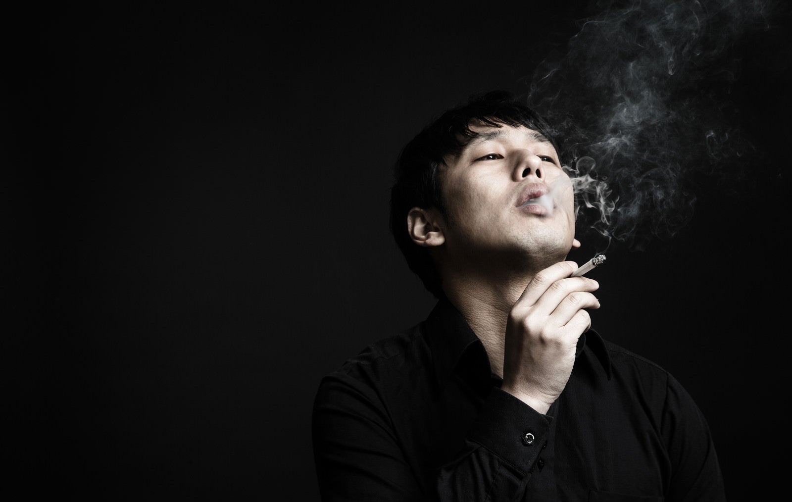 「マナーの悪い喫煙者」の写真［モデル：大川竜弥］