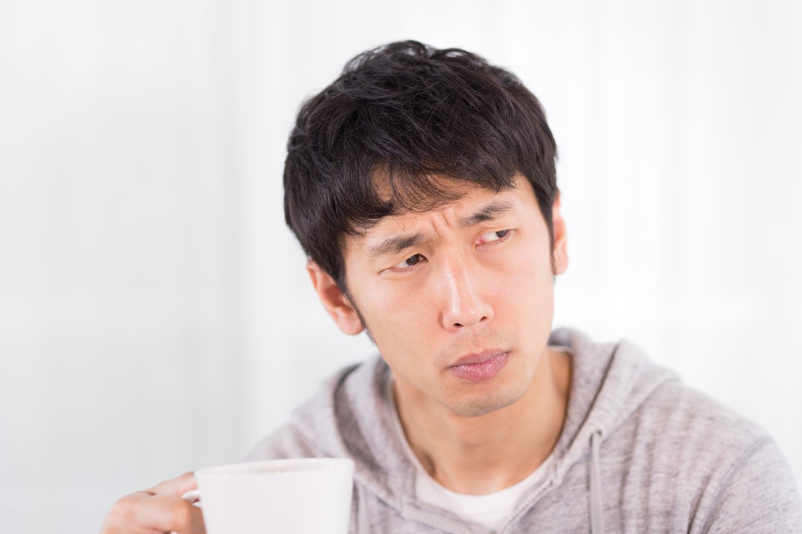 「慎重にテイスティングをするコーヒーマイスター」の写真［モデル：大川竜弥］