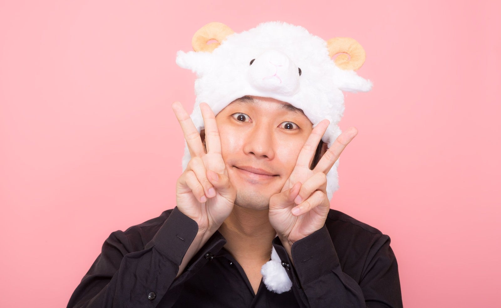 「新年を喜ぶ羊の帽子をかぶった男性」の写真［モデル：大川竜弥］