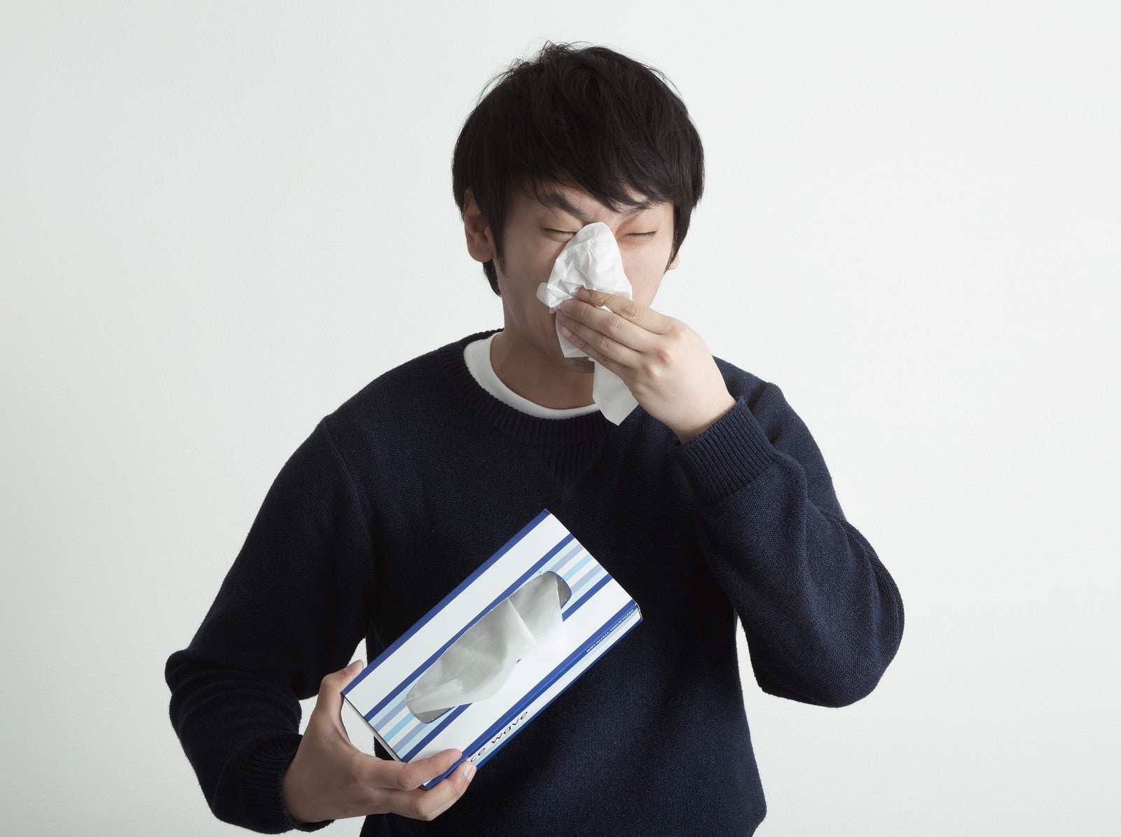 「花粉症に悩まされるティッシュ系男子」の写真［モデル：大川竜弥］