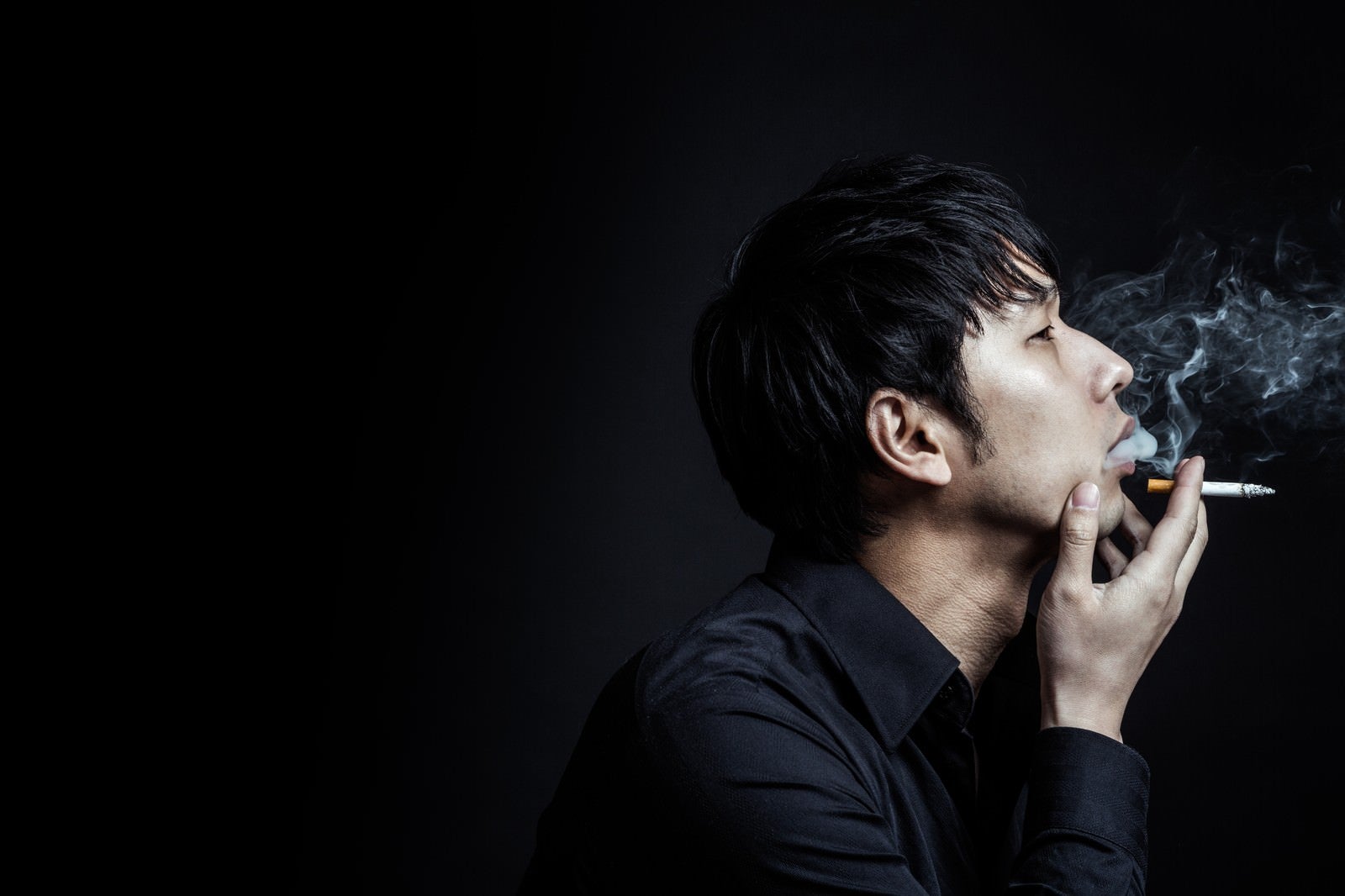 「煙たい男性」の写真［モデル：大川竜弥］