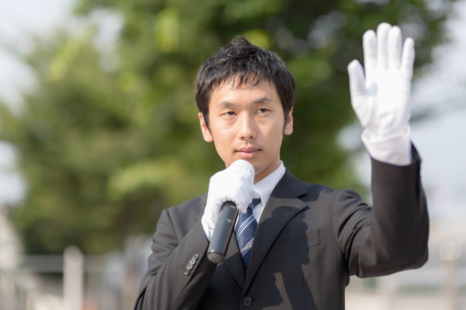 「手を振りクリーンなイメージをPRする若い政治家」の写真［モデル：大川竜弥］