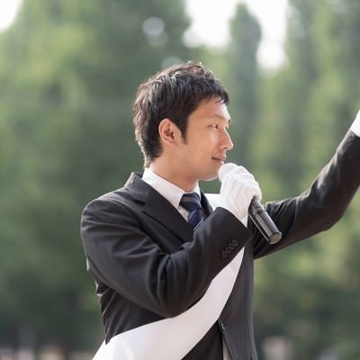 日本の政治を変える為に脱サラして立候補した無所属の男性の写真