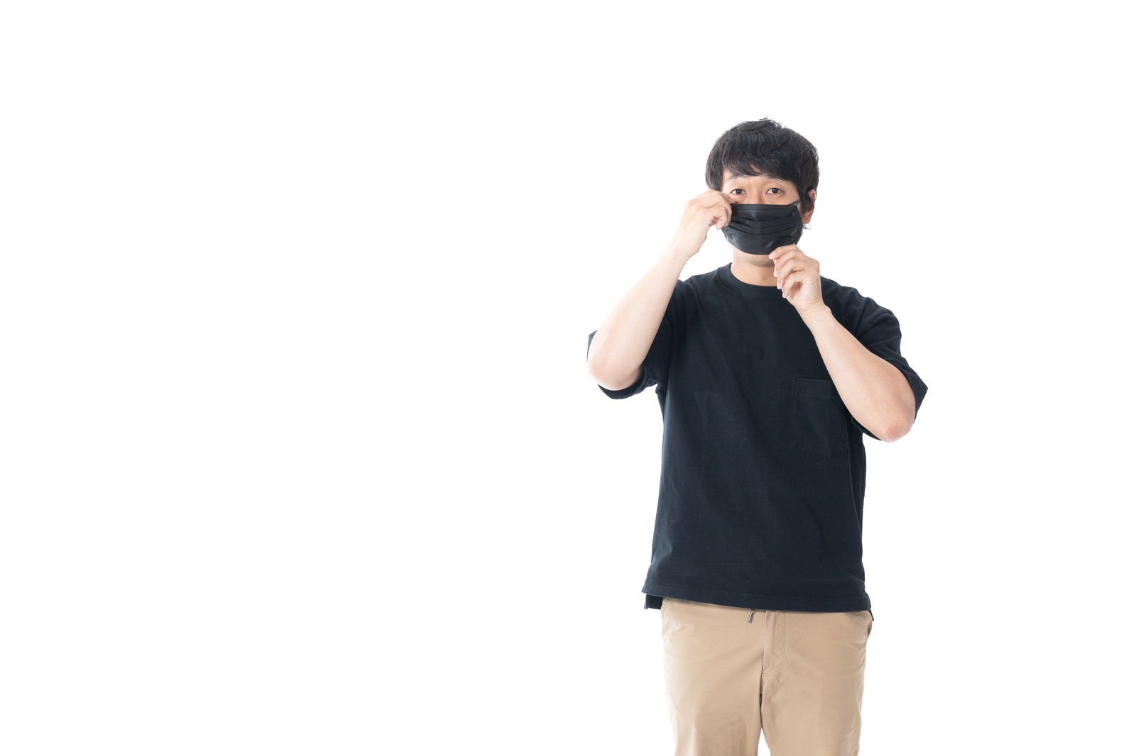 「批判されても黒マスクを着ける男性」の写真［モデル：大川竜弥］