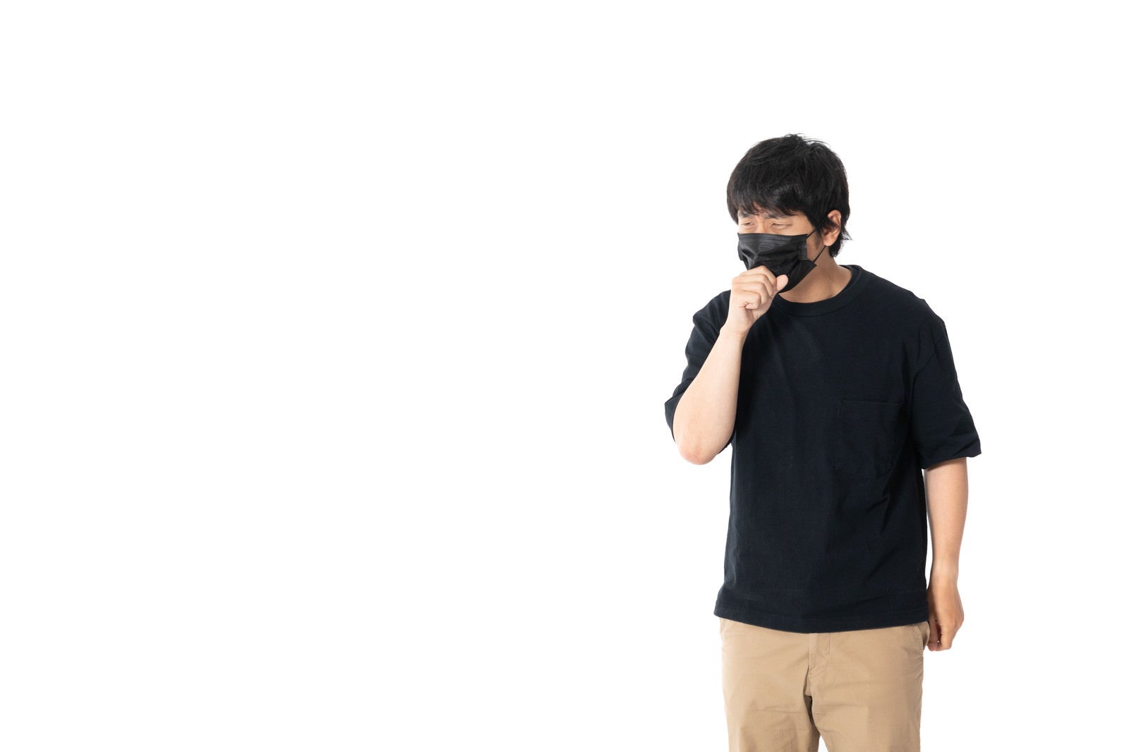 「黒マスクをしながら咳をする」の写真［モデル：大川竜弥］