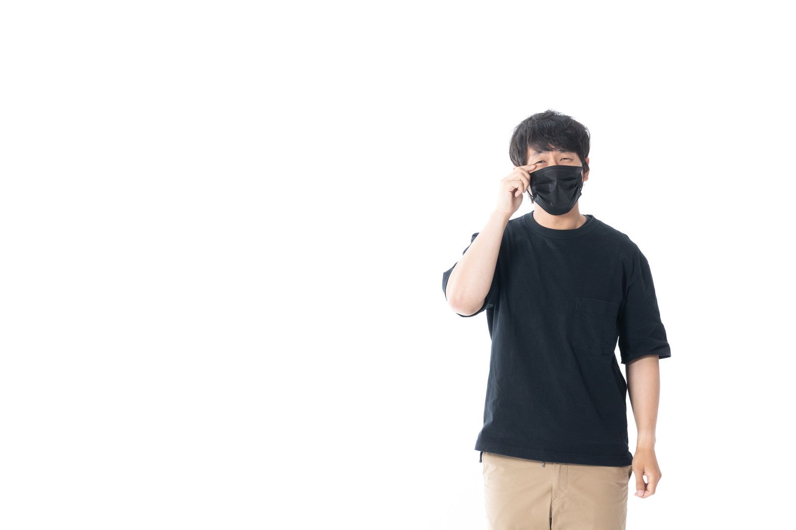「花粉症でマスクをしても目が痒い男性」の写真［モデル：大川竜弥］