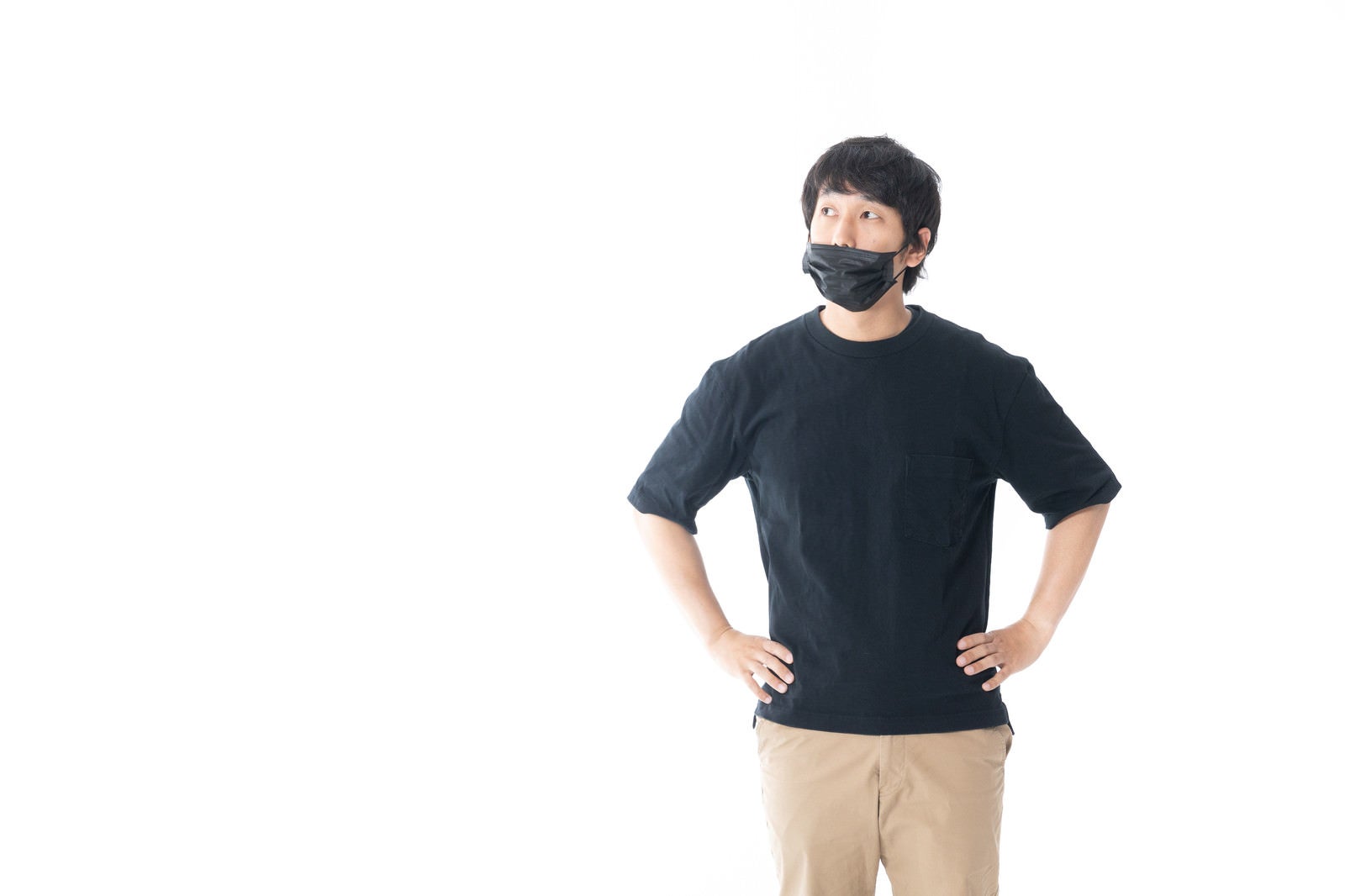 「マスクで顔を隠す男性」の写真［モデル：大川竜弥］