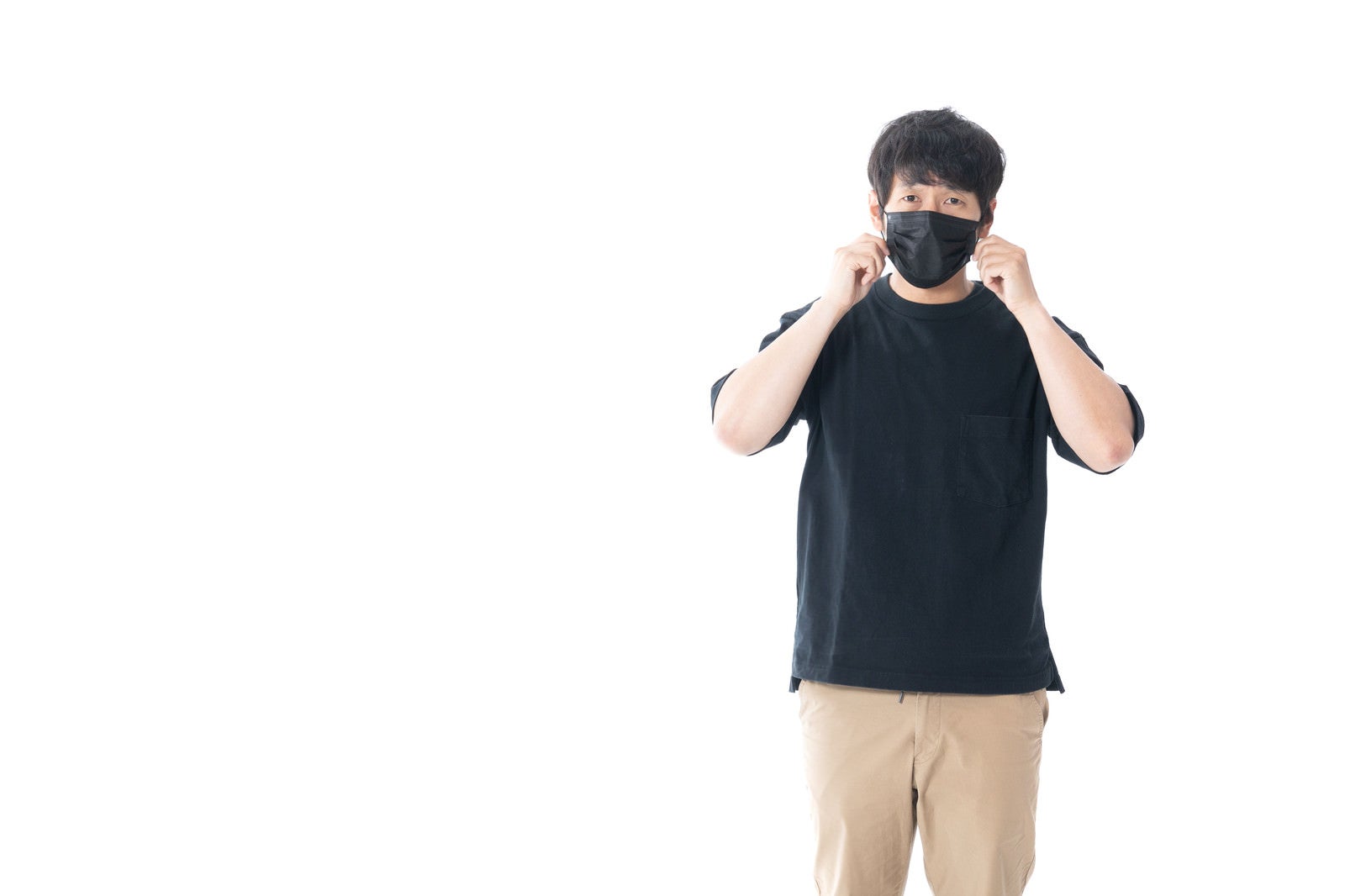 「黒いマスクで顔を覆う男性」の写真［モデル：大川竜弥］
