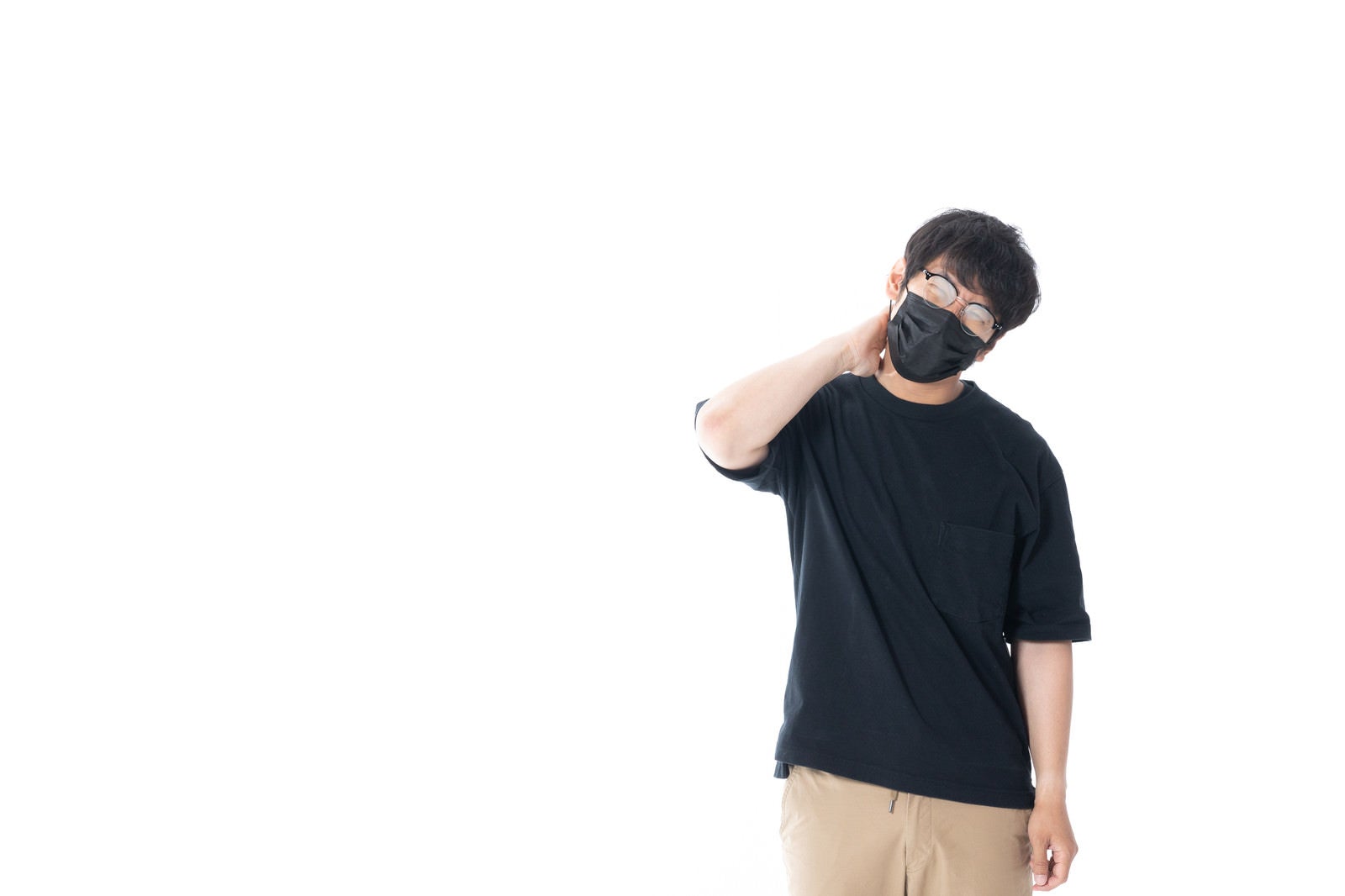 「マスクをしながら眼鏡をすると曇って見えない」の写真［モデル：大川竜弥］