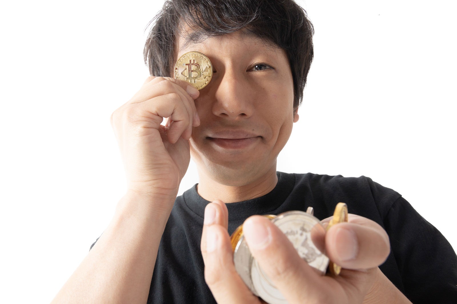 「ビットコインに夢中の男性」の写真［モデル：大川竜弥］