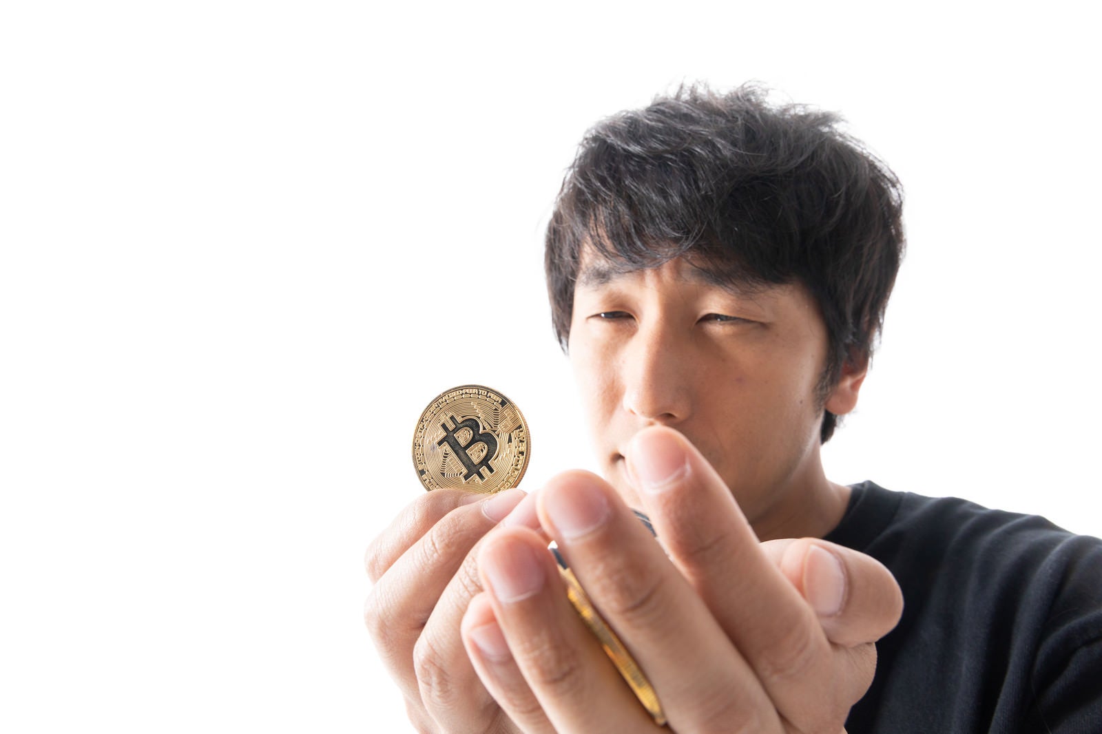 「ビットコインを全力買いする男性」の写真［モデル：大川竜弥］