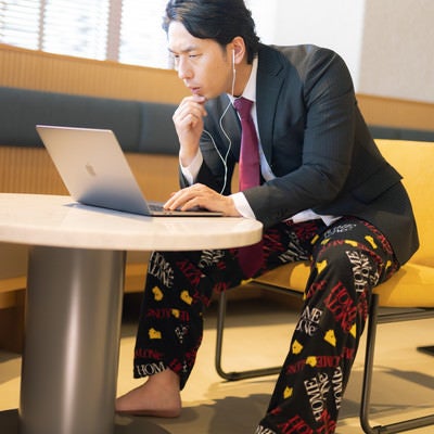 オンラインの会議の時だけスーツを着用する男性の写真