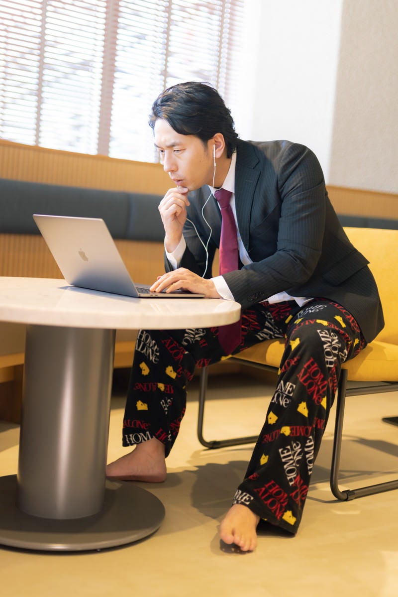 「オンラインの会議の時だけスーツを着用する男性」の写真［モデル：大川竜弥］