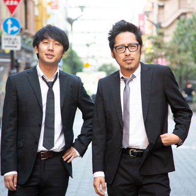 ちょいワルになりきれない会社員探偵たち〜街中での聞き込み調査の写真