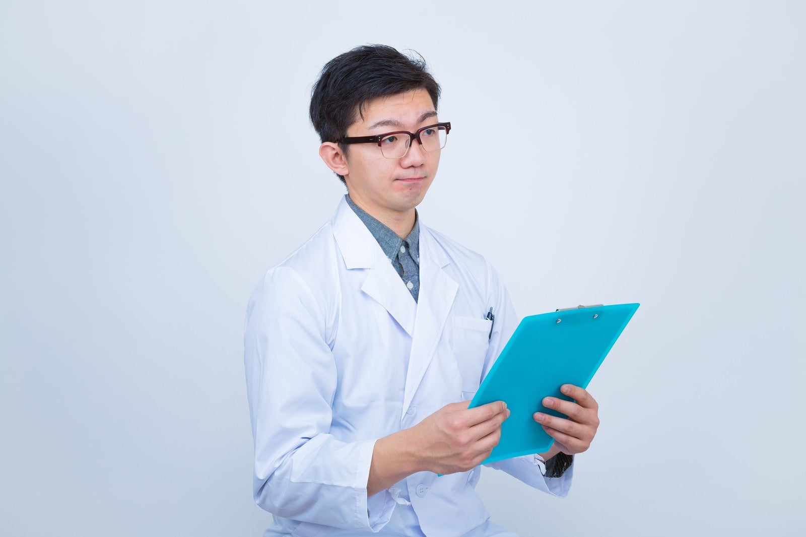 「診察を開始する若い医者」の写真［モデル：OZPA］