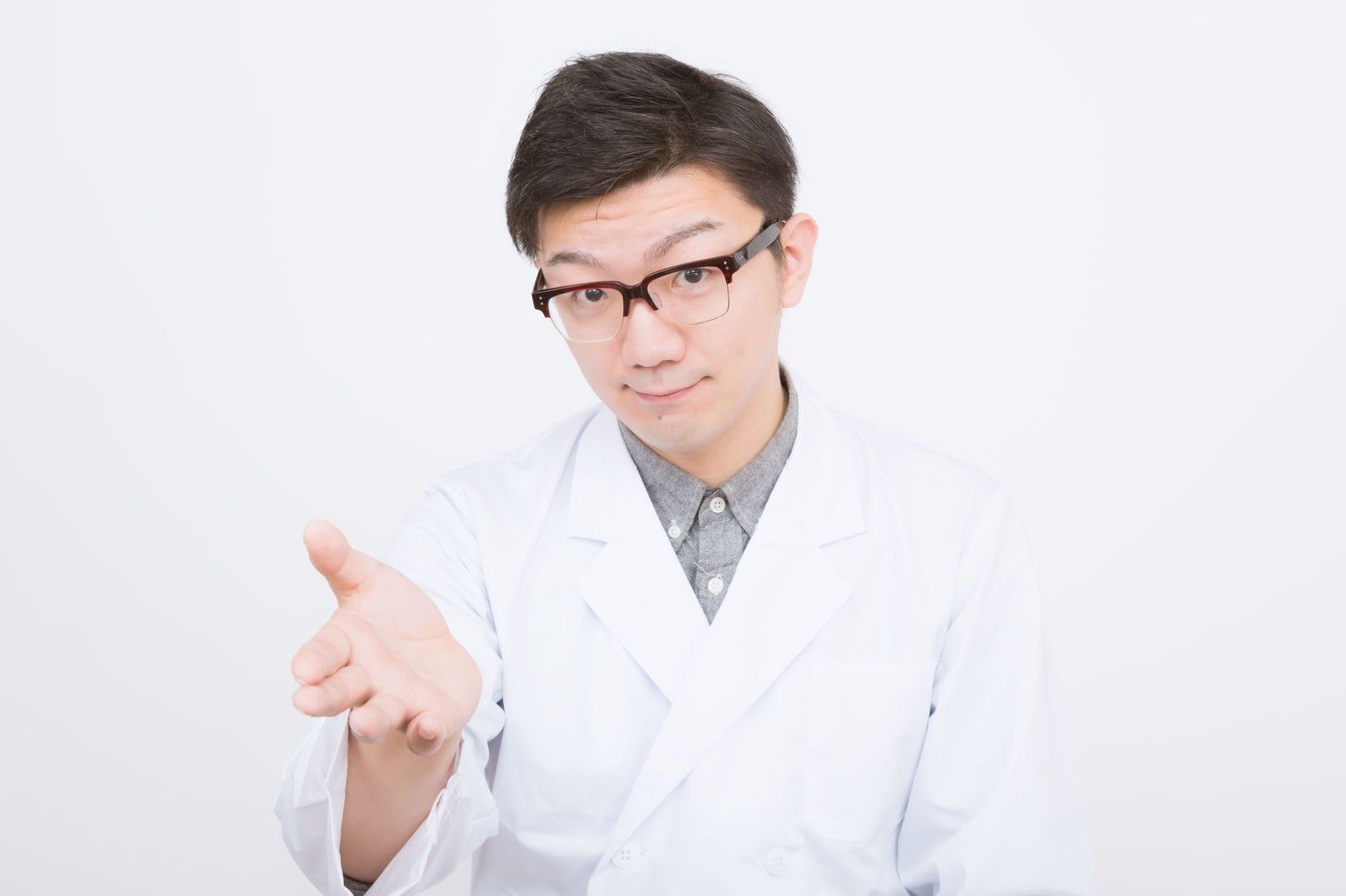 「患者に提案する男性医師」の写真［モデル：OZPA］