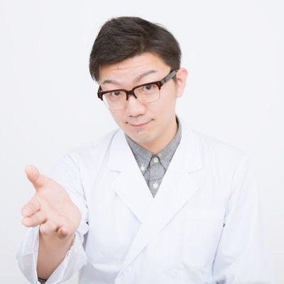 患者に提案する男性医師の写真