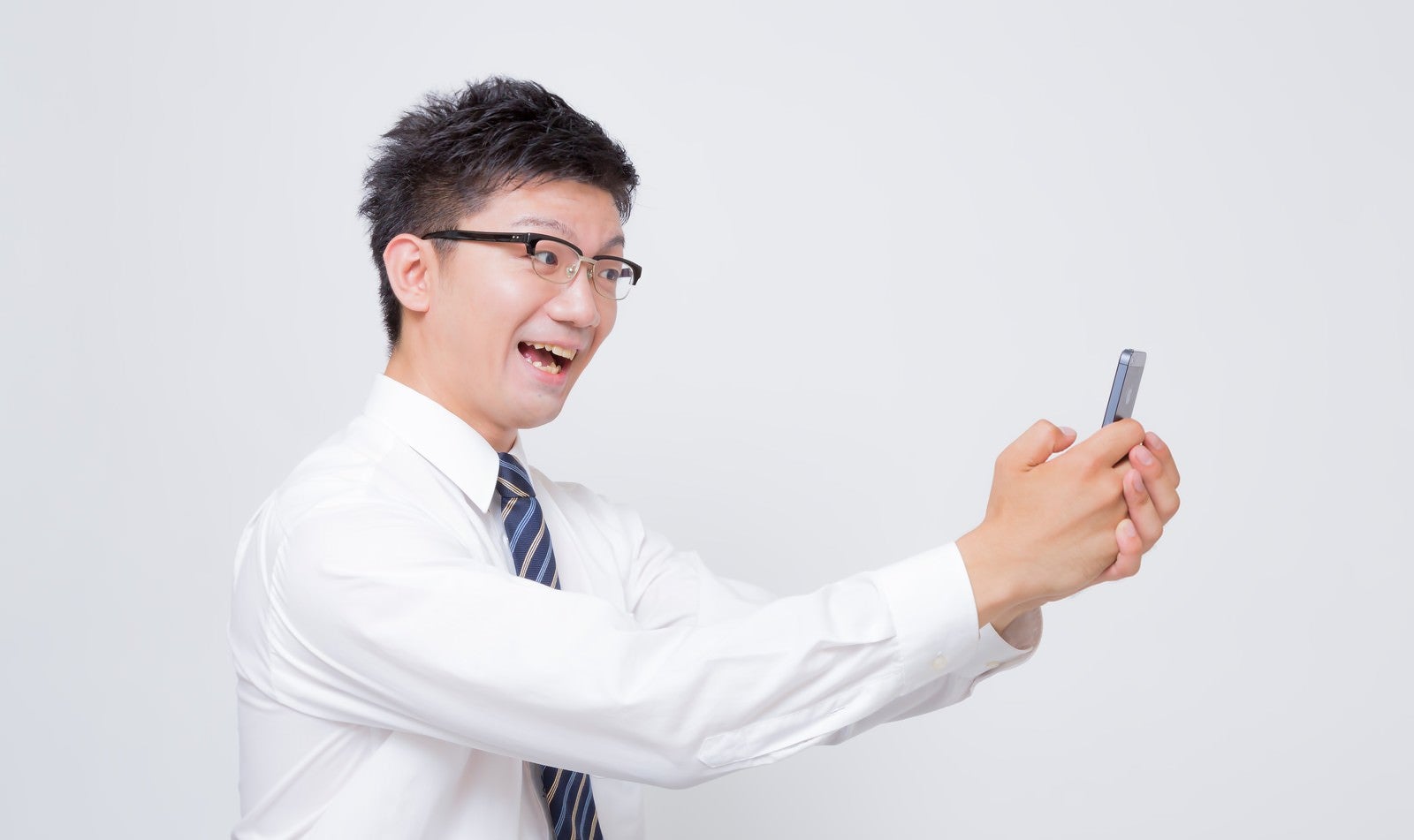 「スマートフォンで自撮りするビジネスマン」の写真［モデル：OZPA］