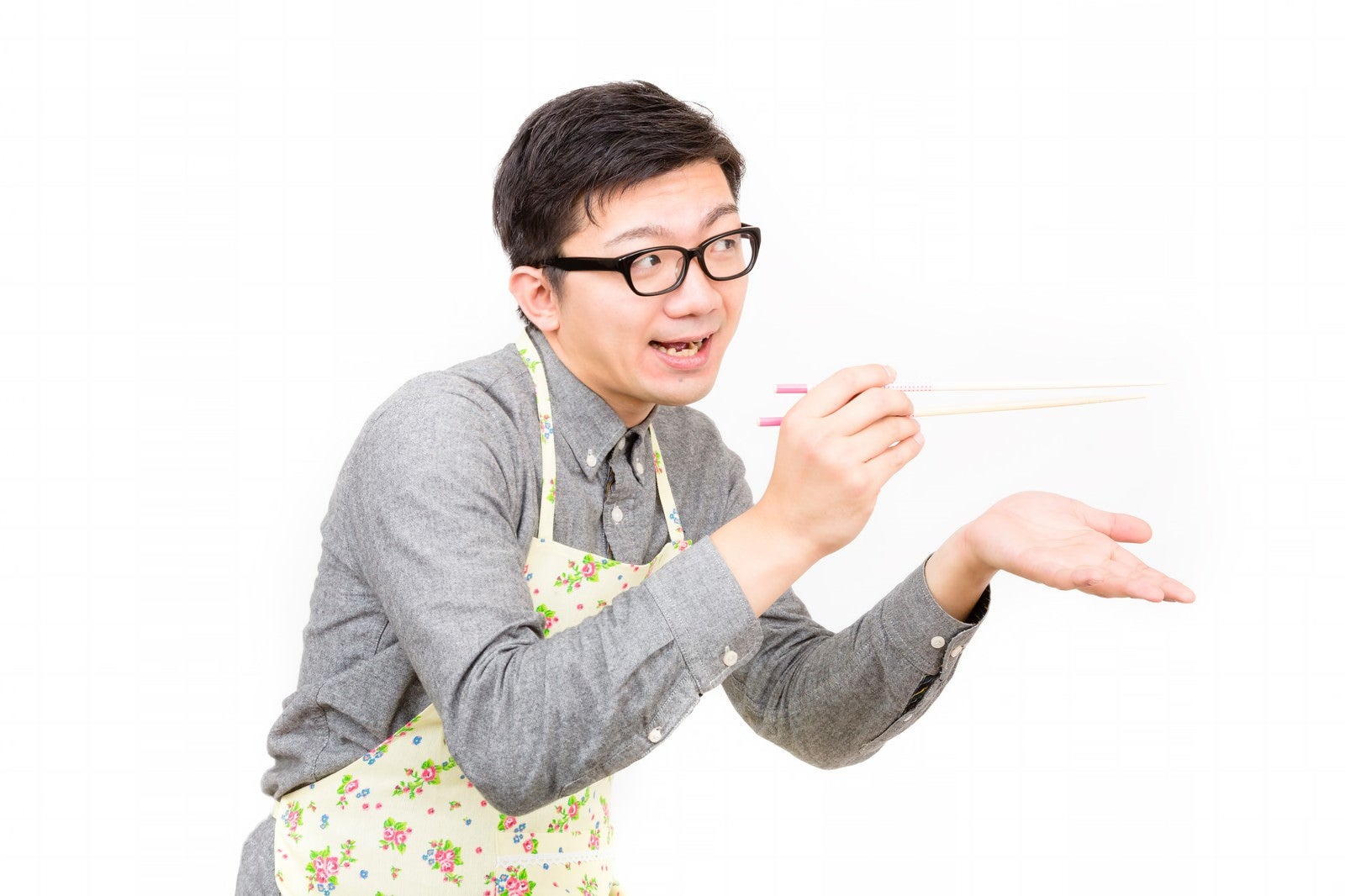 「菜箸で「あーん」っと味見させる新婚の男性」の写真［モデル：OZPA］