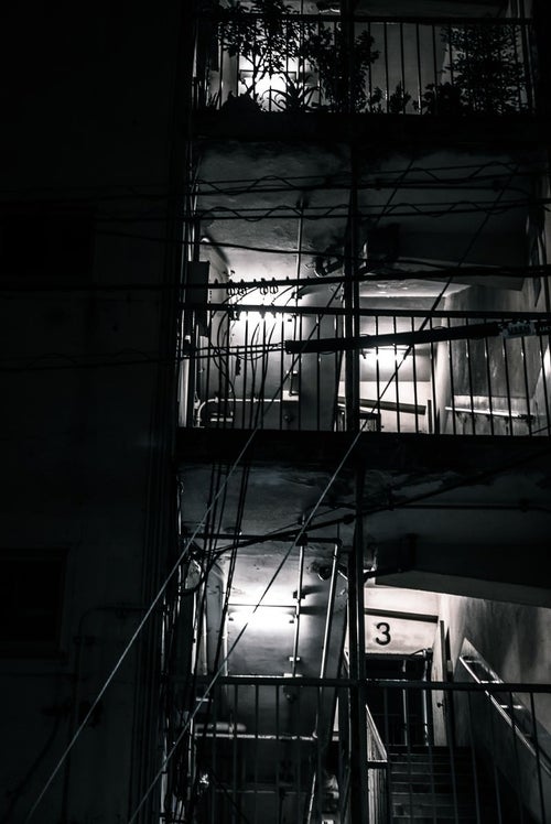 深夜のマンションの階段の写真
