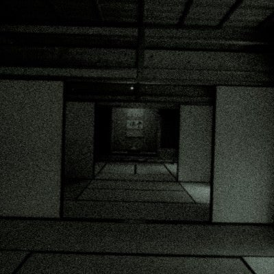 ジャパニーズ・ホラー 暗い和室の奥底に浮かぶ不気味なシルエットの写真