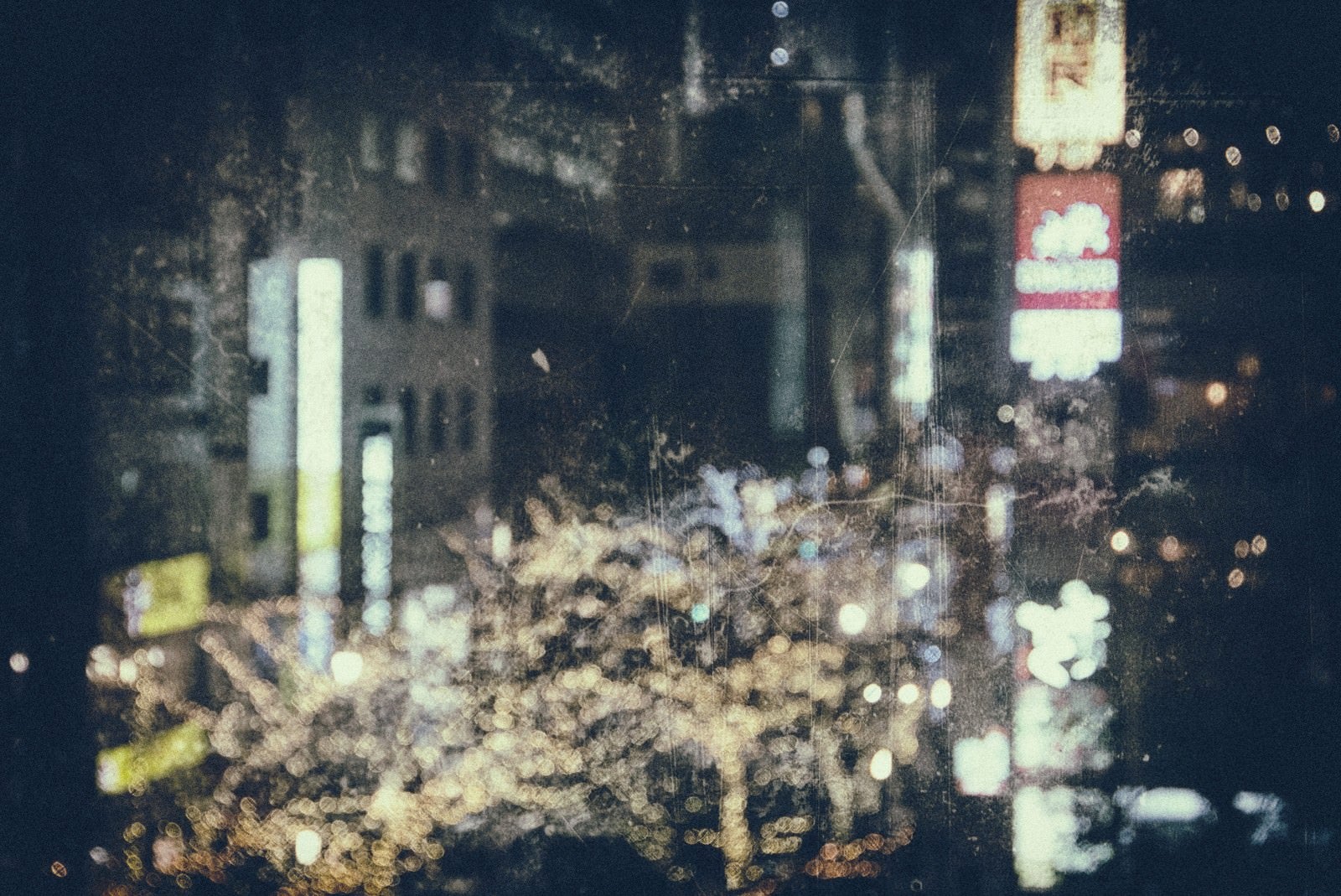 「ライトアップされた繁華街（フィルム）」の写真