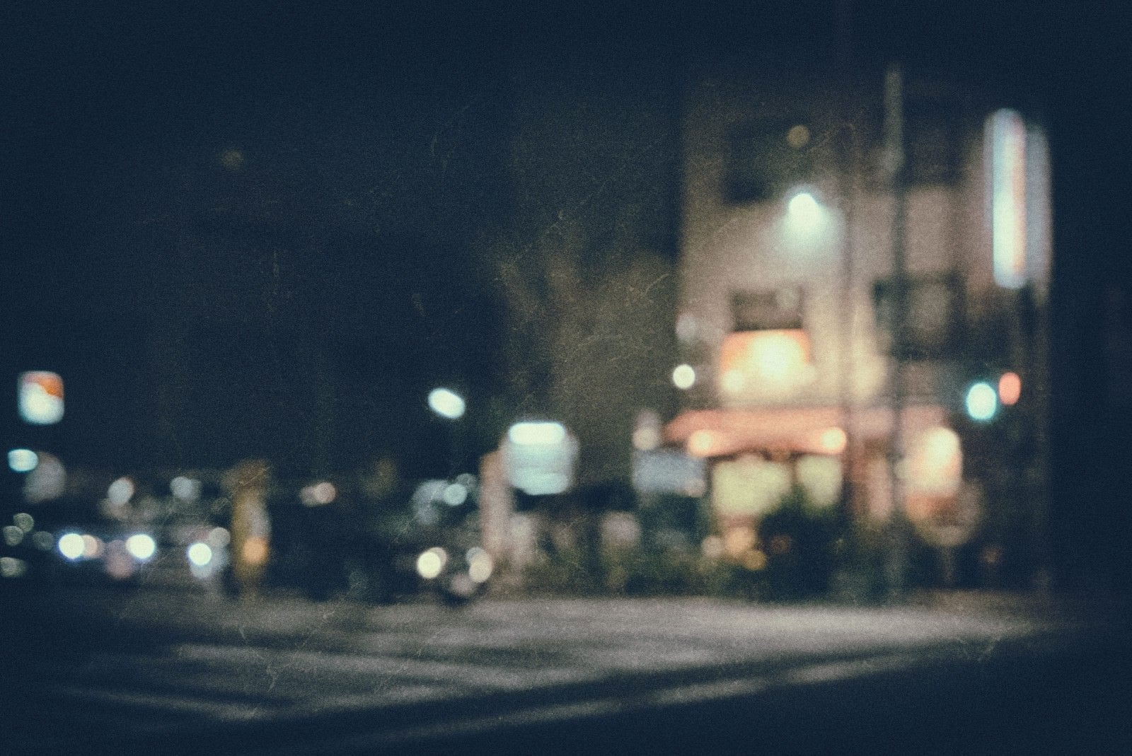 「郊外の飲み屋（夜間）」の写真